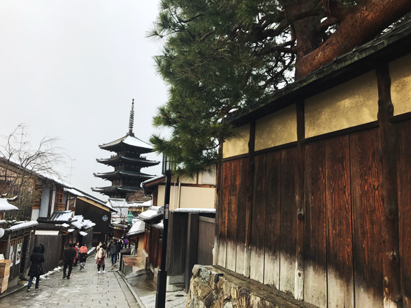 底冷えの厳しい冬でも行きたくなる！？雪景色の京都をお届け。