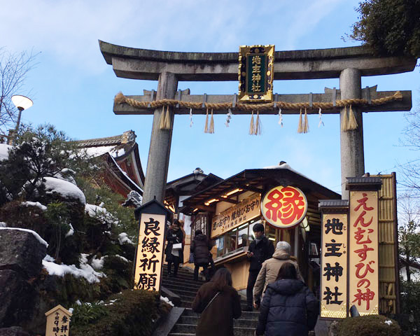底冷えの厳しい冬でも行きたくなる！？雪景色の京都をお届け。