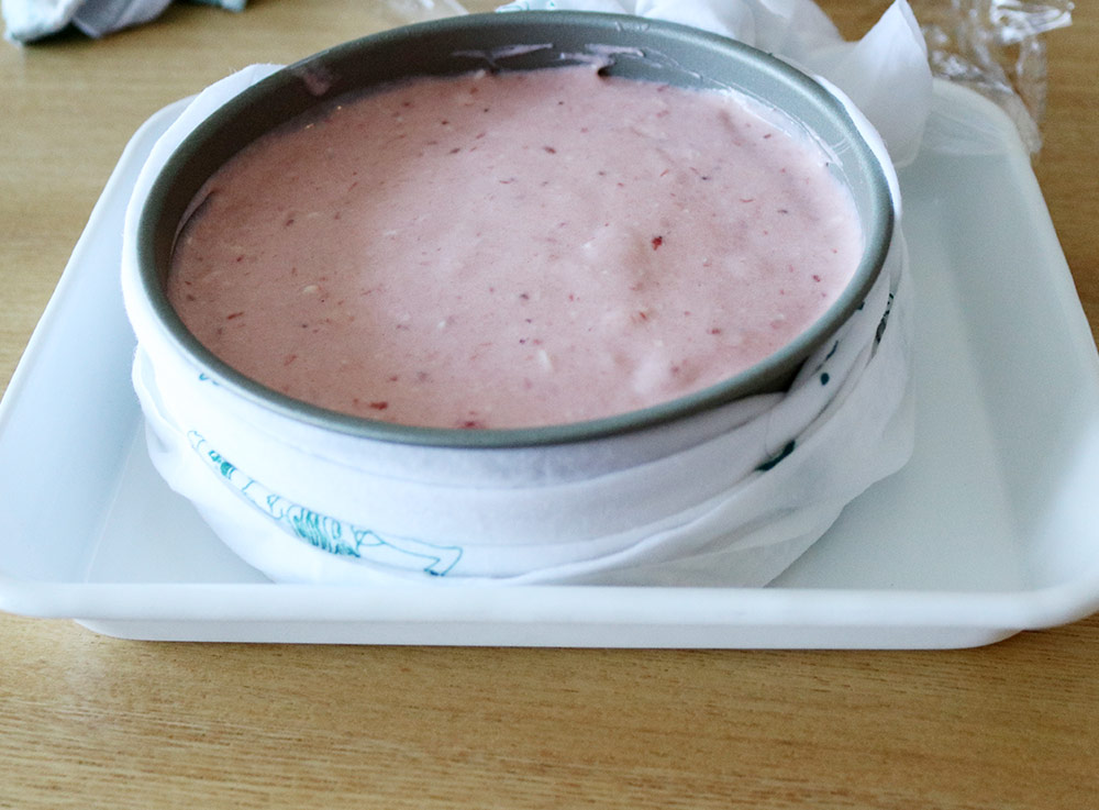 いちごミルクのもとで作る、グラデーションの「苺レアチーズケーキ」