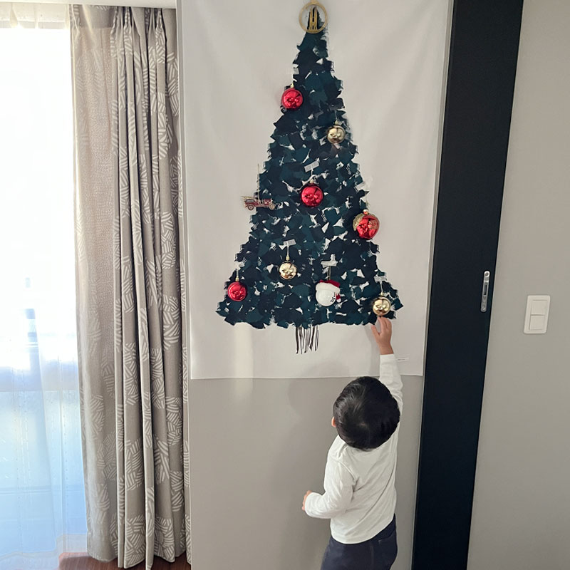 マンション暮らしでも子どもとツリーを楽しみたい！壁に飾れる「クリスマスタペストリー」みんなの使い方レポ