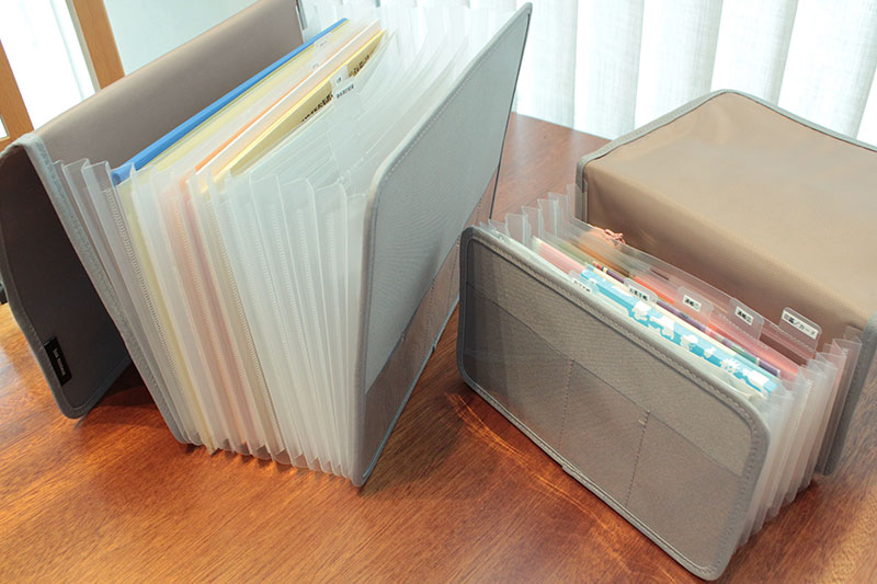「ガバッと開く書類収納ケース」を使い分ければ、家中の書類がスッキリ片付きます。