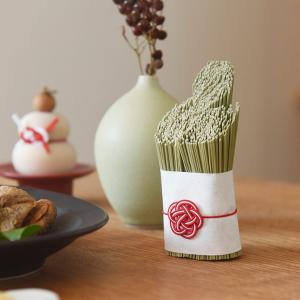 新年の福を呼び込む い草の門松／shesay