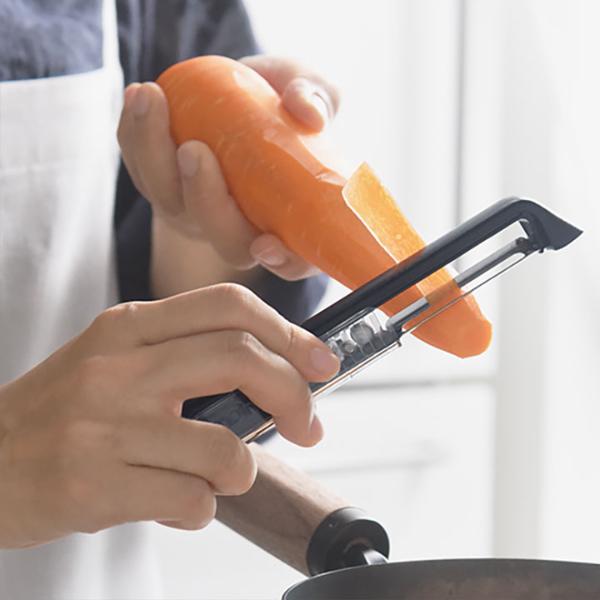 切れ味が持続する縦型ピーラー ブラック／Dreamfarm ドリームファーム