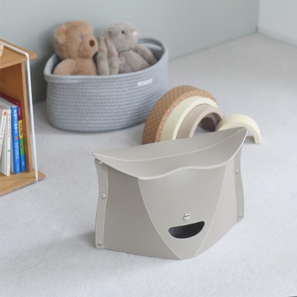 開いて押すだけの折りたたみイス PATATTO180 防災用品 ｜ アンジェ web