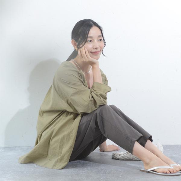 リネンタッチ 軽い穿き心地の テーパードパンツ