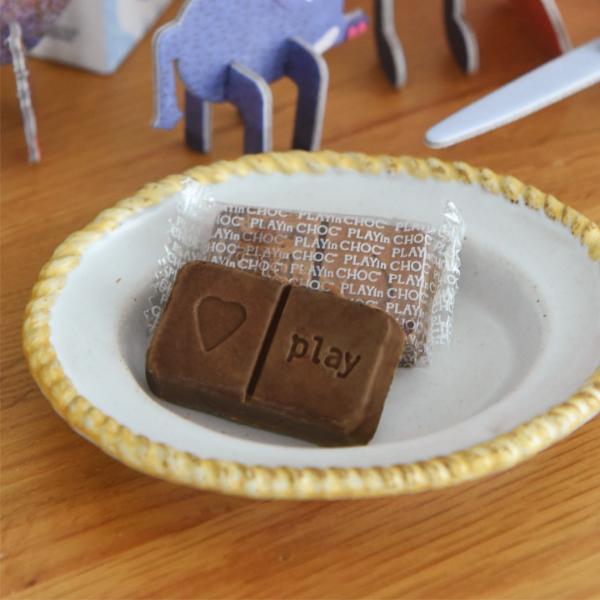 play in choc 紙製パズル付きチョコレート／プレイン・チョック