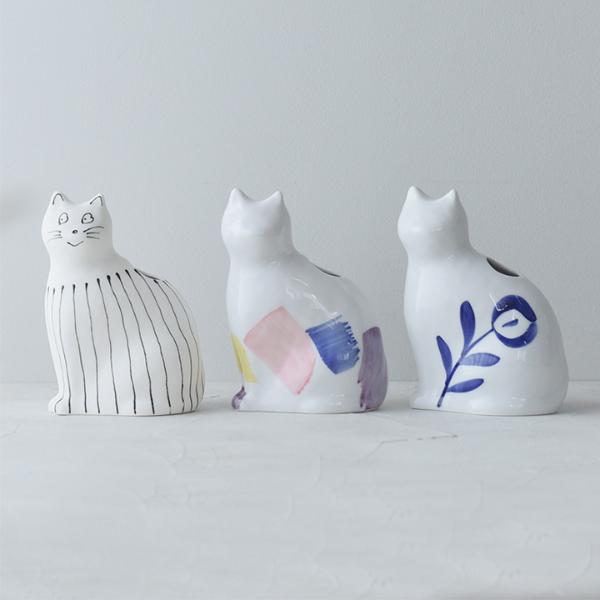 子猫の花器 フラワーベース 波佐見焼／『愛 編む 磁器猫』 ひがし ちか