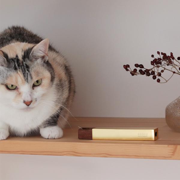 インテリアに馴染む 真鍮色のねこひげケース／GROOM グルーム