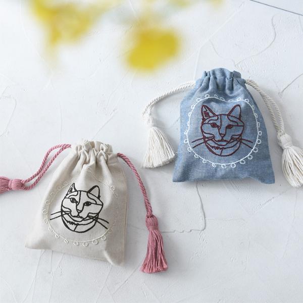 グーグー猫。マチ付巾着袋　（草花の刺繍＊グレー) HAyU 猫モチーフの刺繍巾着 ｜ アンジェ web shop（本店）