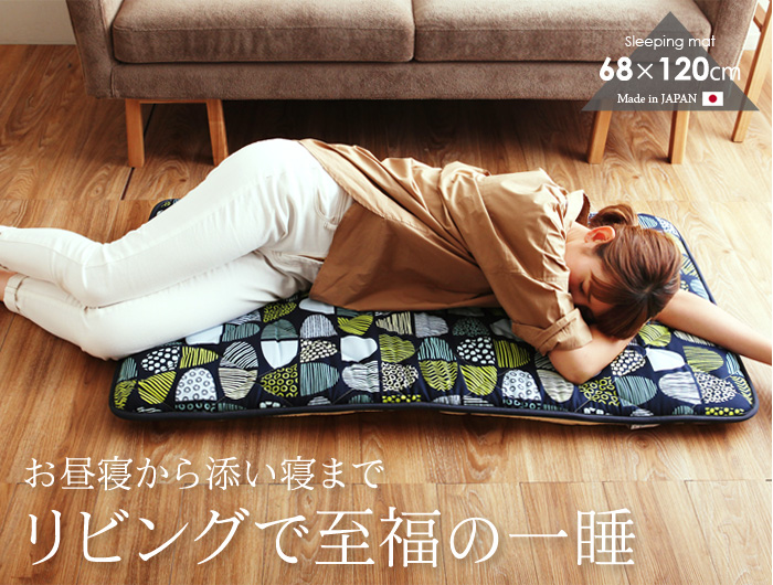お昼寝から添い寝までリビングで至福の一睡