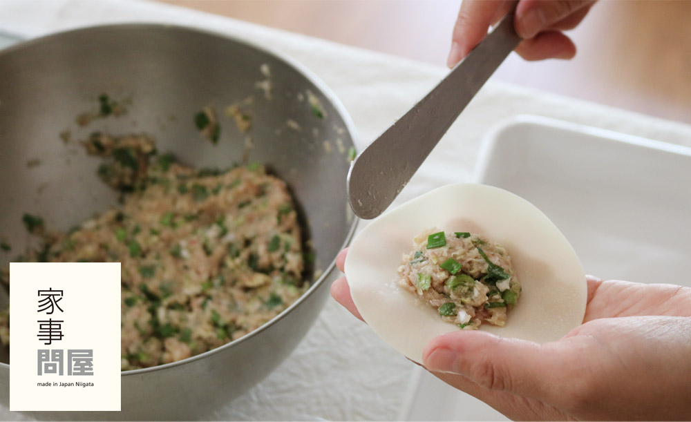 家族分の大量餃子もさくさく作れる専用ヘラ