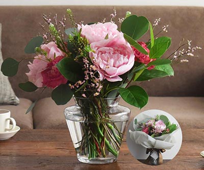 甘やかなピンクの花器付き花束