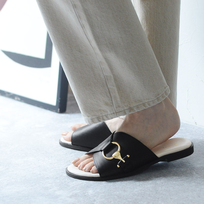 サッと履けて上品見え バックルデザイン フラットサンダル/kauliina カウリーナ