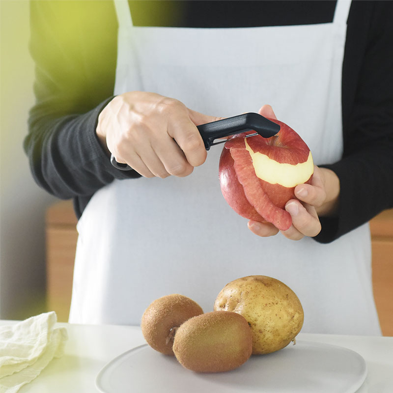 切れ味が持続する縦型ピーラー ブラック／Dreamfarm