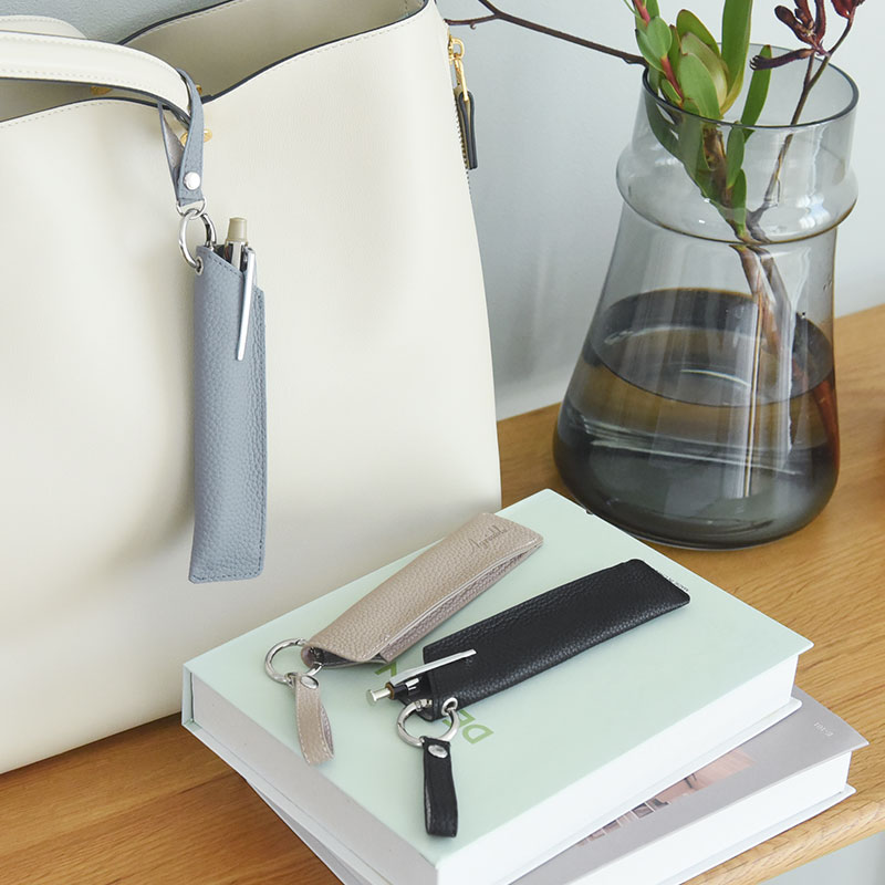 バッグに取り付けられる 牛革 ペンホルダー ペンケース／Agreable アグレアーブル