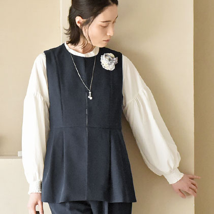 ペプラムデザインでスタイルアップ　ペプラムジレ