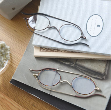 栞のように薄い スリムに持ち運べるリーディンググラス