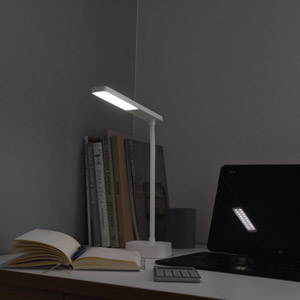 コンパクトで持ち運びしやすい 充電式LEDデスクライト／utlim