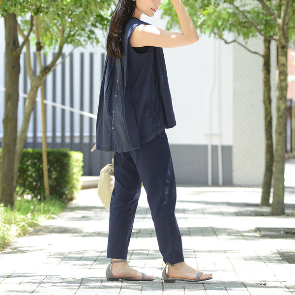 リネンタッチ 軽い穿き心地の テーパードパンツ