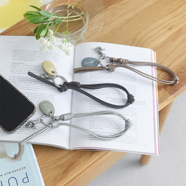 スマホの落下防止に 上品に持てる 牛革 スマホストラップ／Agreable アグレアーブル