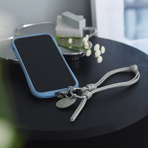 スマホの落下防止に 上品に持てる 牛革 スマホストラップ／Agreable アグレアーブル