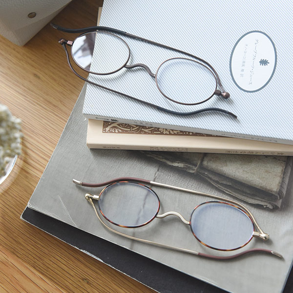 栞のように薄い スリムに持ち運べるリーディンググラス 老眼鏡／SHIORI 栞