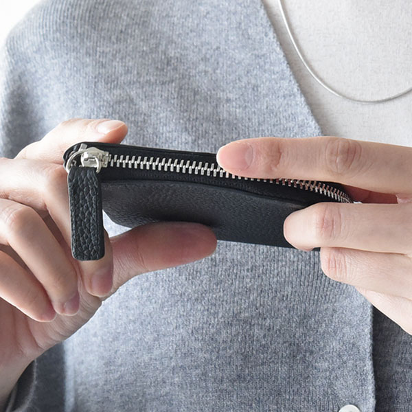 フラットで嵩張りにくい 牛革 L字型ウォレット ミニ財布／Agreable アグレアーブル