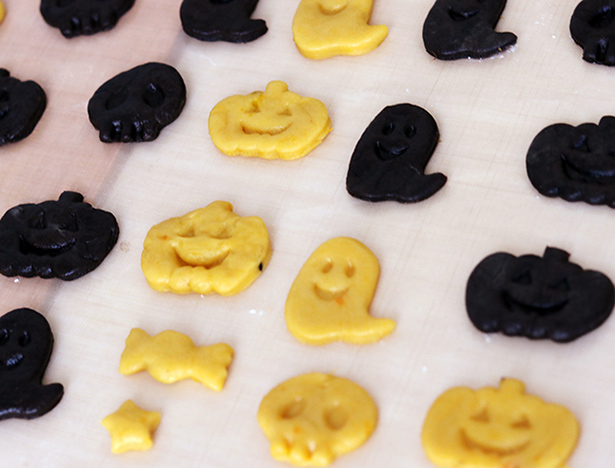 おにぎり型で作る「ハロウィンかぼちゃクッキー」