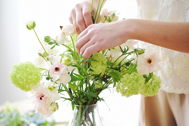 【フラワーデザイナー石井千花さんに聞く、お花のお手入れと飾り方のコツ・1】　基本のお手入れ