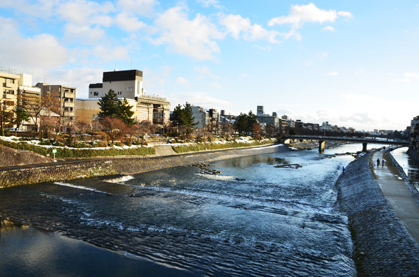 底冷えの厳しい冬でも行きたくなる！？雪景色の京都をお届け。