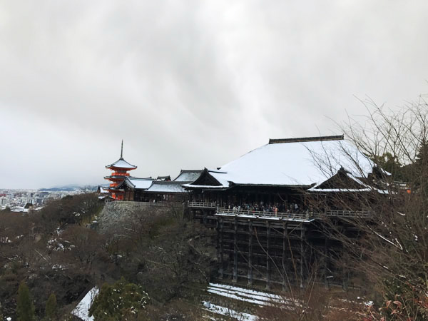 底冷えの厳しい冬でも行きたくなる！？雪景色の京都をお届け。