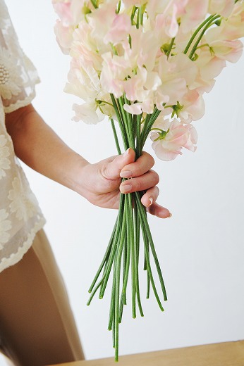 【フラワーデザイナー石井千花さんに聞く、お花のお手入れと飾り方のコツ・3】　花器のタイプ別　飾り方のコツ
