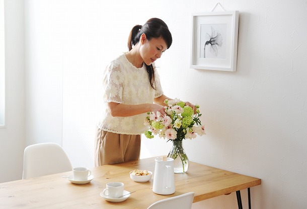 【フラワーデザイナー石井千花さんに聞く、お花のお手入れと飾り方のコツ・4】　花器のタイプ別　飾り方のコツ