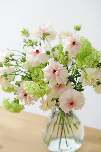 【フラワーデザイナー石井千花さんに聞く、お花のお手入れと飾り方のコツ・4】　花器のタイプ別　飾り方のコツ
