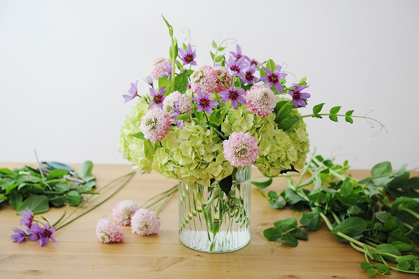 【フラワーデザイナー石井千花さんに聞く、お花のお手入れと飾り方のコツ・4】　花器のタイプ別　飾り方のコツ