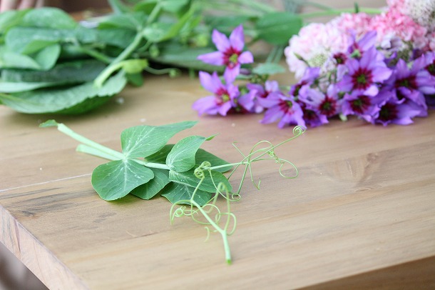 【フラワーデザイナー石井千花さんに聞く、お花のお手入れと飾り方のコツ・4】　花器のタイプ別　飾り方のコツ