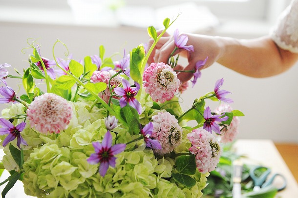 【フラワーデザイナー石井千花さんに聞く、お花のお手入れと飾り方のコツ・4】　花器のタイプ別　飾り方のコツ