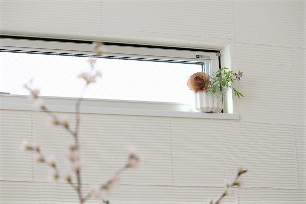 【フラワーデザイナー石井千花さんに聞く、お花のお手入れと飾り方のコツ・応用編】 スタッフの自宅でも始まる、花のある暮らし