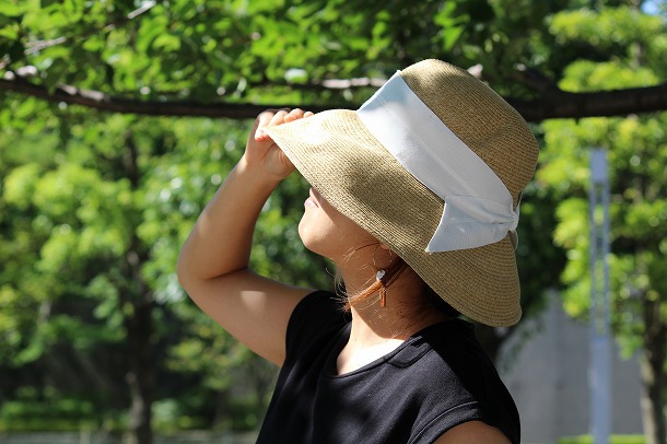 おしゃれも夏のおでかけも楽しくなる こんなファッションアイテムできっちり紫外線対策してみませんか アンジェ日々のコラム おしゃれも夏のおでかけも楽しくなる こんなファッションアイテムできっちり紫外線対策してみませんか アンジェ日々のコラム
