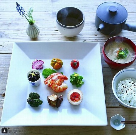 インスタグラマーさんの彩り豊かな食卓のヒミツって？手のひらサイズの花器を飾ろう