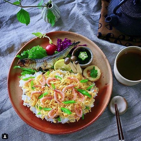 インスタグラマーさんの彩り豊かな食卓のヒミツって？手のひらサイズの花器を飾ろう