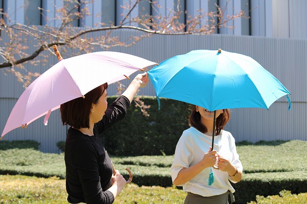 これからの季節の必需品。特別な「日傘」で雰囲気のある装いを。