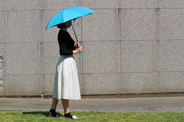 これからの季節の必需品。特別な「日傘」で雰囲気のある装いを。
