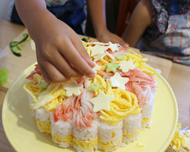 【夏休みキッズパーティー2018　第3回】キッズパーティーのメイン料理！みんなで仕上げるお花のちらし寿司ケーキ