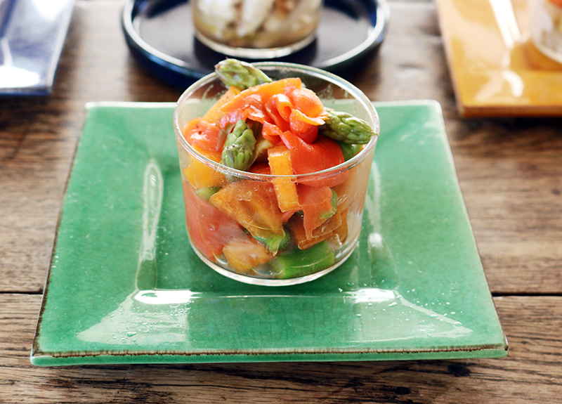【ボデガカップで作る前菜5種】柿とサーモン、アスパラのサラダ