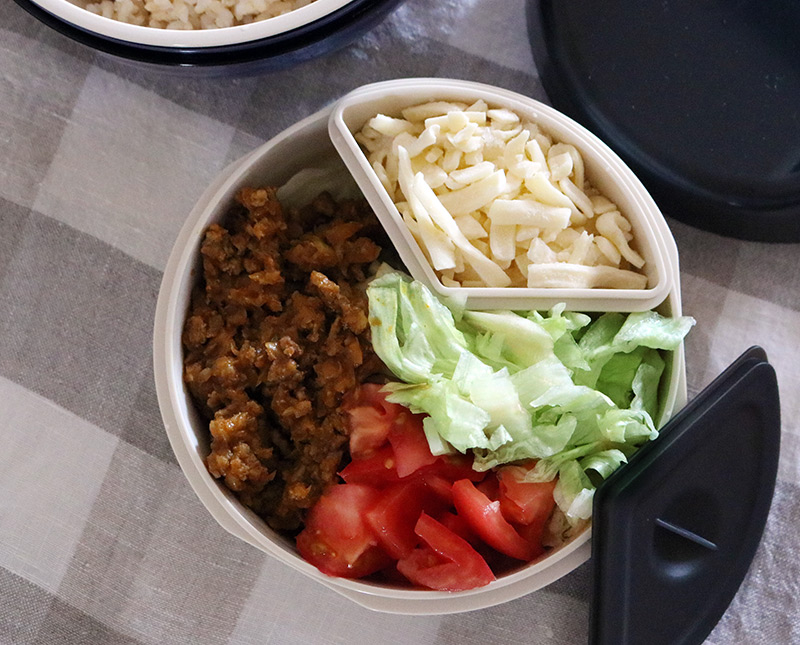 子どももOK!ドライカレー風タコライスで「のせるだけ丼弁当」を作ろう