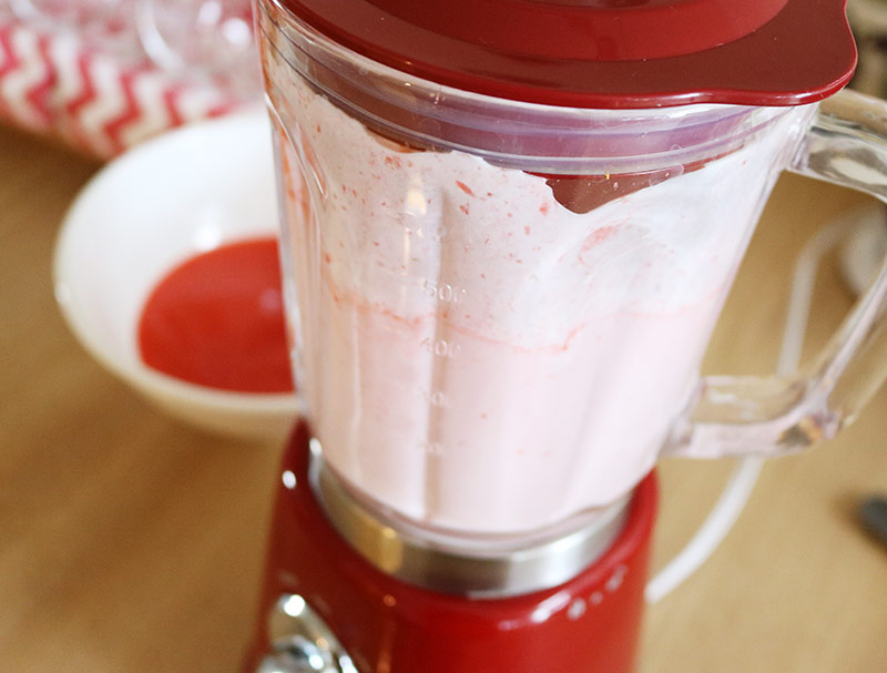 今の季節だけのお楽しみ、苺たっぷり「苺ミルクアイスバー」を作ろう