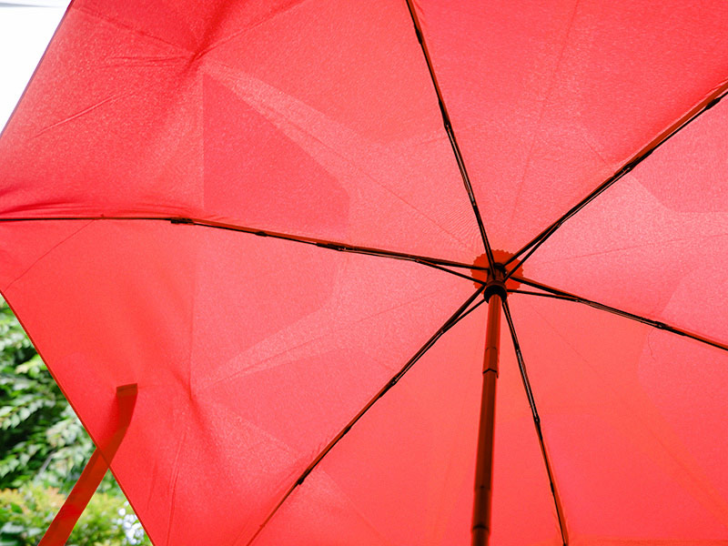 折りたたみ傘のプチストレスにさよなら！たたむ時までスムーズに、その名も「ウラワザ」
