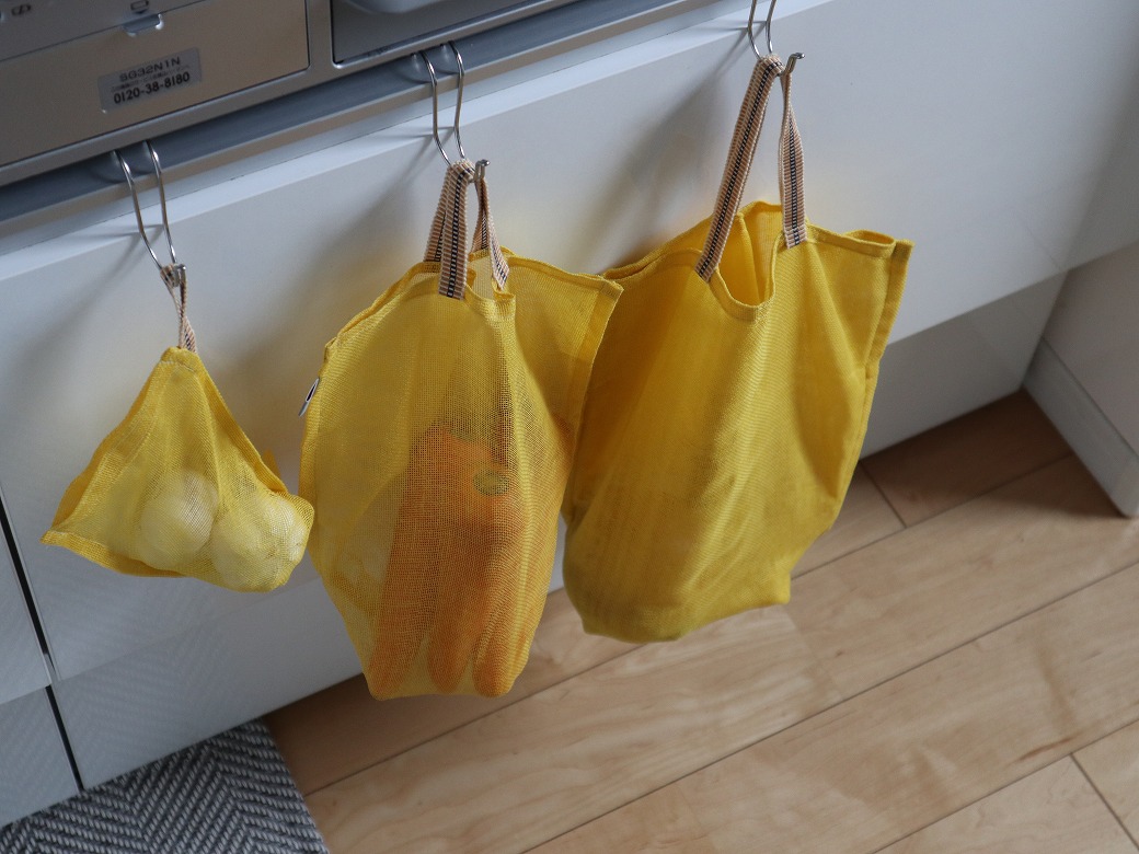 現代のキッチンに馴染む、伝統産業「蚊帳（かや）生地」を生かした「風を通す野菜袋」