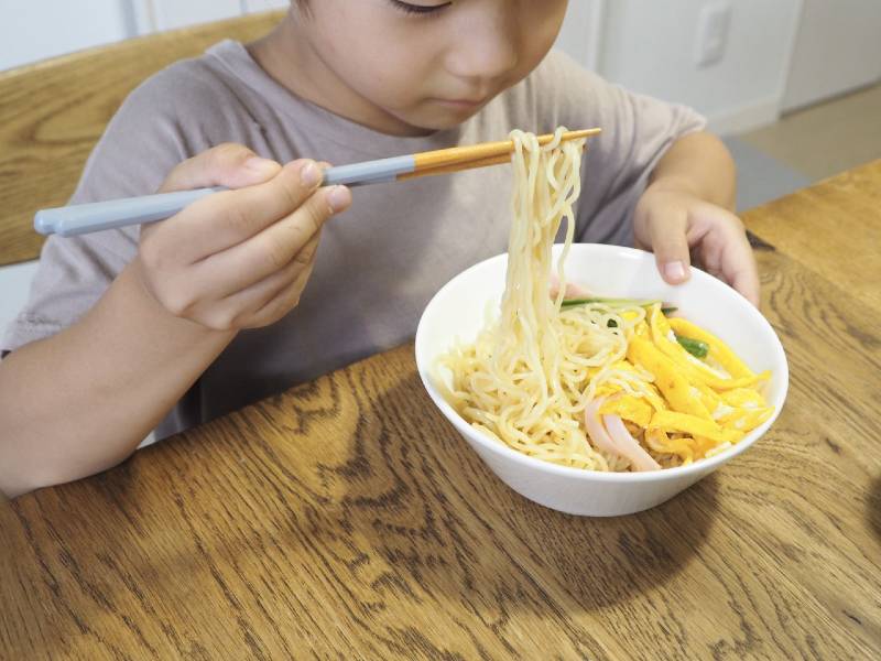 小さな手でも持ちやすい、はじめての箸にぴったりなbon momentのこども箸